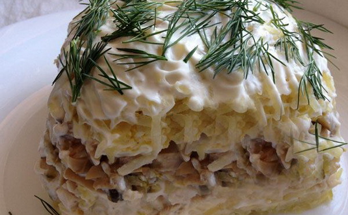 Салат с грибами и картофелем: как сделать его быстро и вкусно?