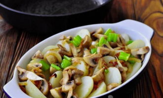 Разрежьте картофель пополам и положите его в форму для выпечки. Поверх картофеля выложите грибную и луковую смесь.