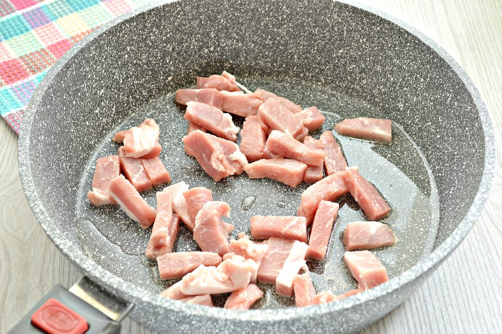 Фотография рецепта - Тушеная свинина с грибами и картофелем в сковороде - шаг 1