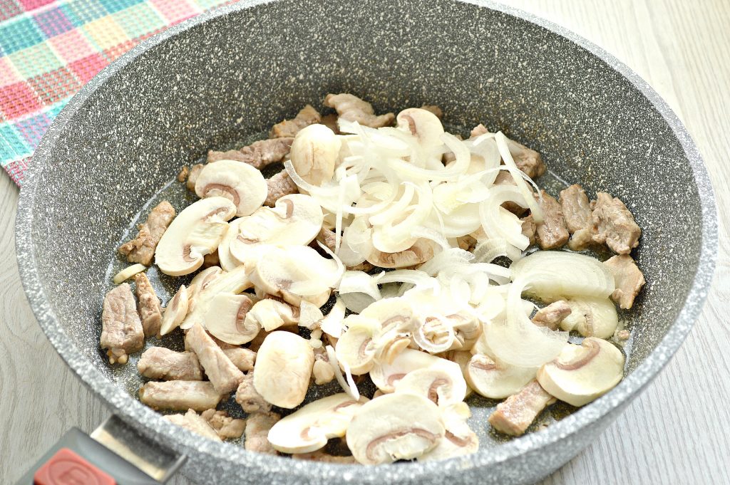 Фотография рецепта - Тушеная свинина с грибами и картофелем - шаг 2