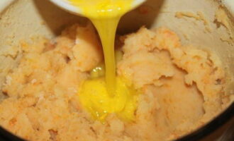Очистите картофель и оставшуюся морковь, положите их в кастрюлю, залейте холодной водой и варите до мягкости. Затем добавьте подогретое молоко, половину взбитого яйца и все тщательно перемешайте.