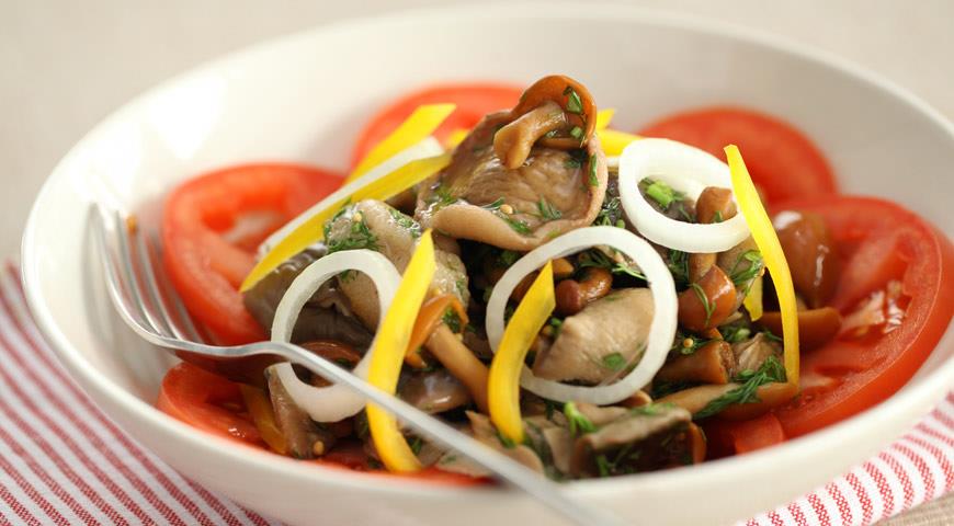 Салат с маринованными грибами и овощами, пошаговый рецепт с фото