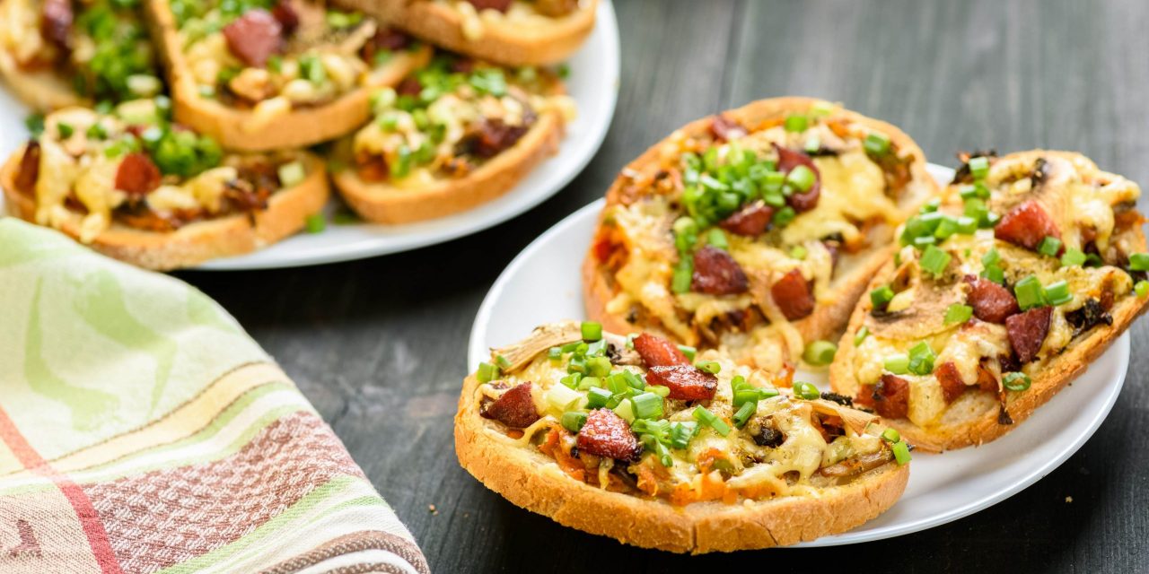 Горячие бутерброды с колбасой, грибами и сыром в духовке: рецепт сытного завтрака - Лайфхакер