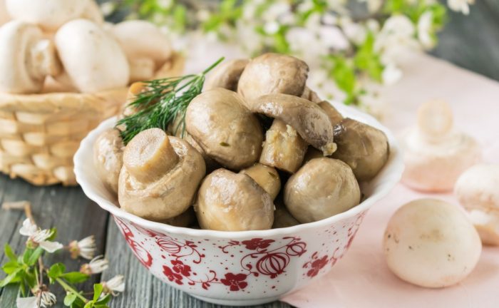 Блюда с маринованными грибами