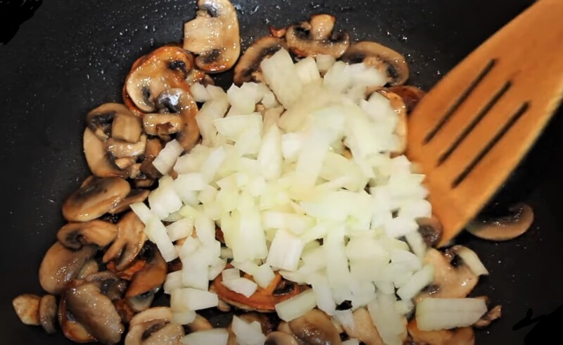 лук и грибы на сковороде