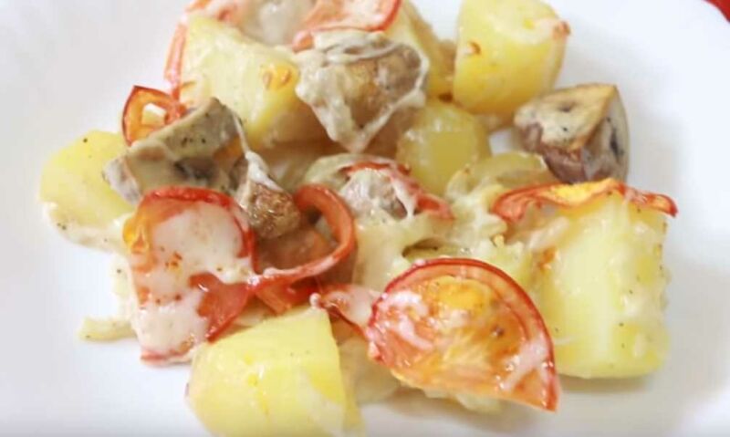 Как приготовить картофель с грибами, сыром и помидорами в духовке?