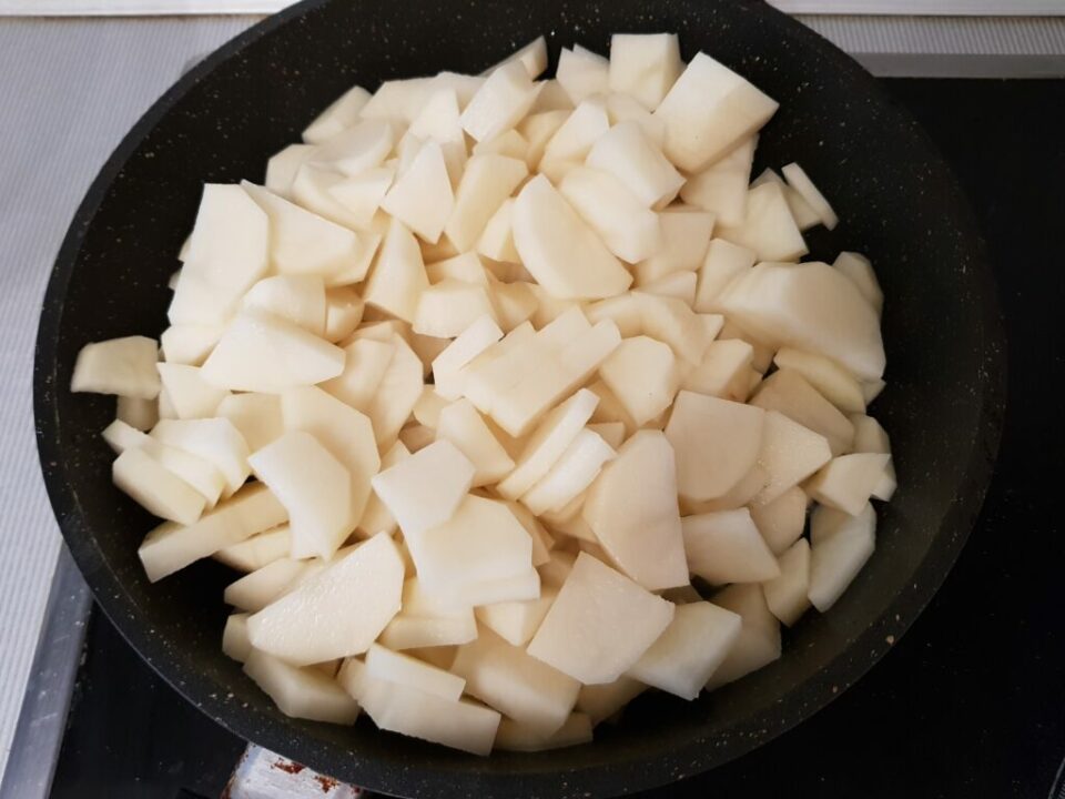 Фотография рецепта - Картофель с грибами и куриной грудкой в сливочном соусе - шаг 3