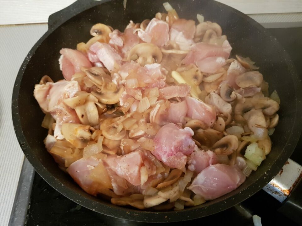 Фотография рецепта - Картофель с грибами и куриной грудкой в сливочном соусе - шаг 7