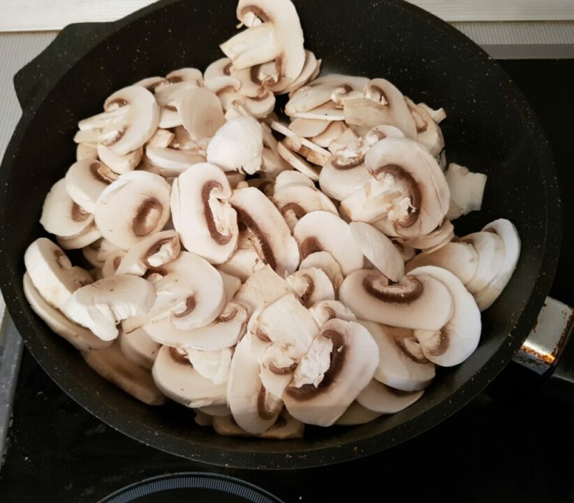 Фотография рецепта - Картофель с грибами и куриной грудкой в сливочном соусе - шаг 6