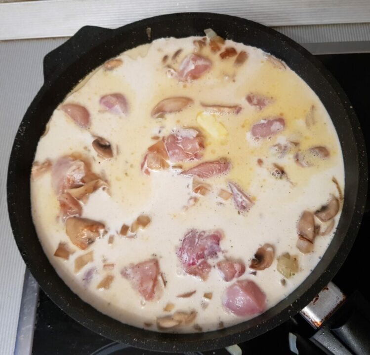 Фотография рецепта - Картофель с грибами и куриной грудкой в сливочном соусе - шаг 8