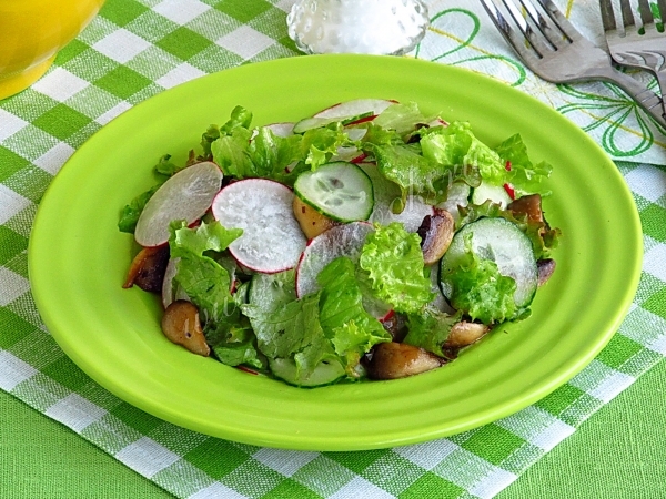 Овощной салат с редисом и грибами, рецепт с фото.