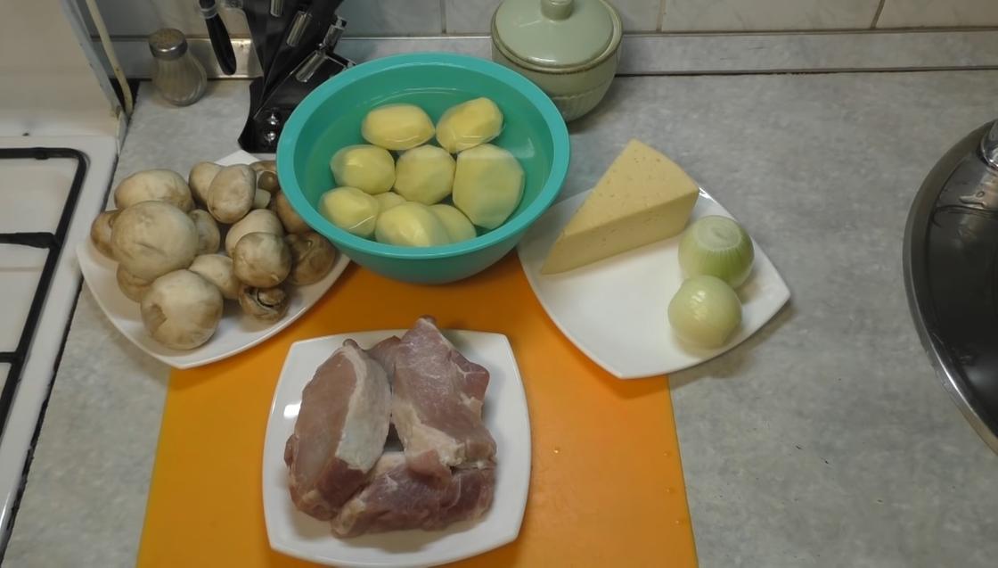 Мясо по-французски с картофелем и грибами в духовке