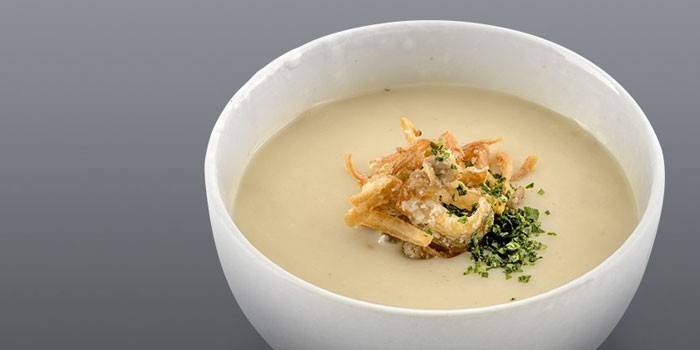 Тарелка грибного супа со сливками