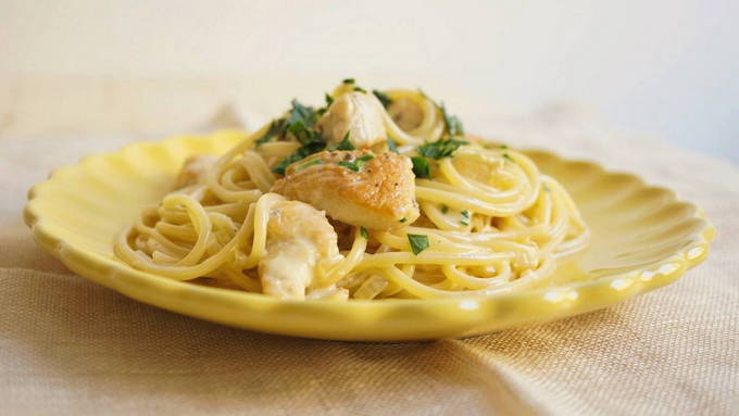 Спагетти с шампиньонами и другими грибами в сливочном соусе с сыром