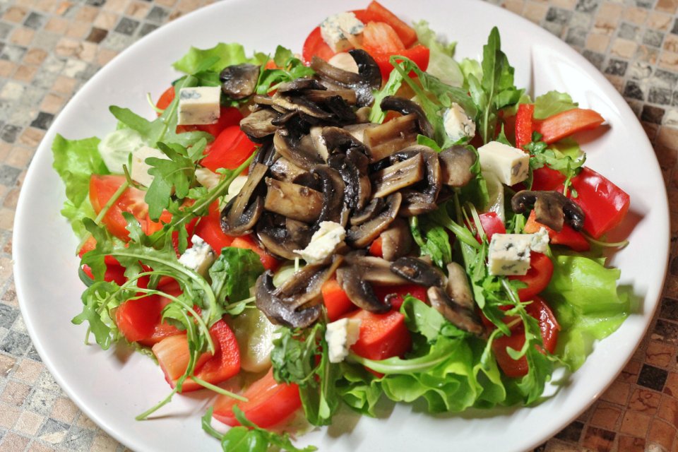 Овощной салат с жареными грибами - рецепт с фотографиями - Patee. Рецепты