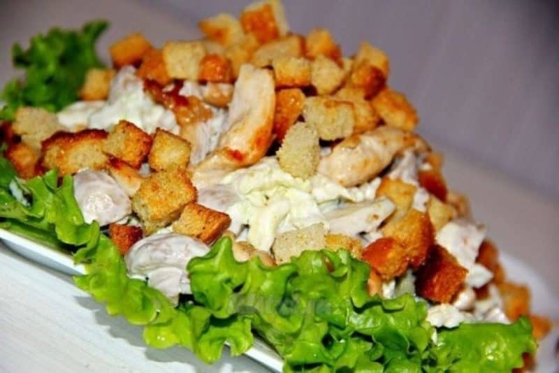 Салат с копчёной курицей: с маринованными грибами и с сухариками - На Кухне