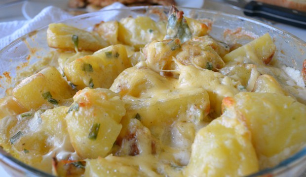 Картофель в духовке с сыром. Запеченный картофель со сметаной