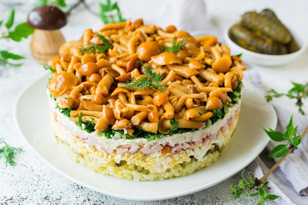 Подавайте слоеный салат с буковыми грибами.
