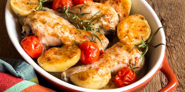 10 лучших способов запечь курицу с картофелем в духовке - Лайфхакер
