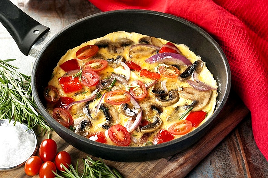 Омлет с грибами и помидорами - рецепт с фотографиями | CookJournal