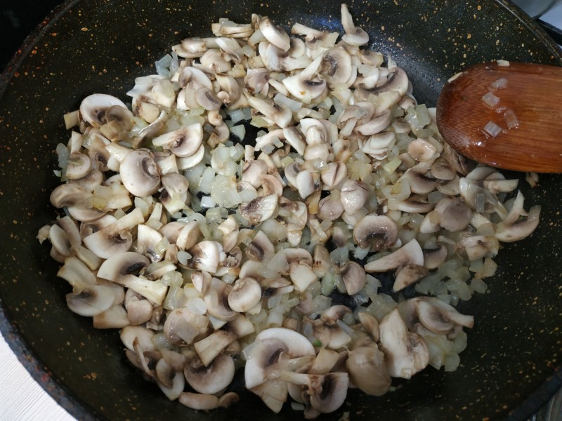 Обжаривание лука и грибов на сковороде