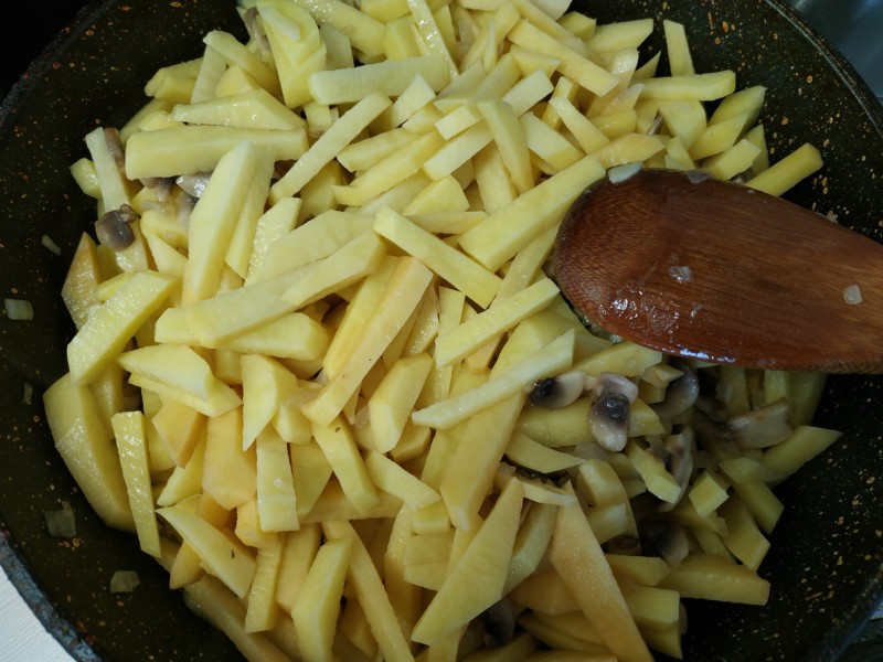 Тушение картофеля и грибов на сковороде