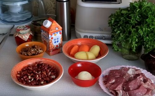Мясо в горшочке с овощами, фасолью и арахисовым соусом