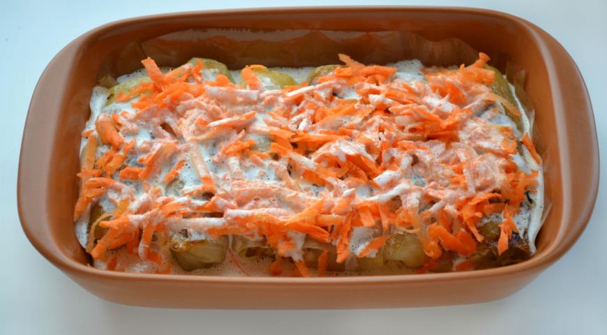 Разложите тертую морковь и обезжиренный майонез на постные голубцы.