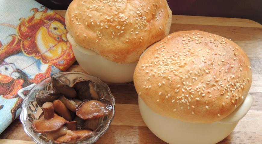 Свиная корейка в горшочках с маринованными грибами и крышечками из теста, пошаговый рецепт с фото