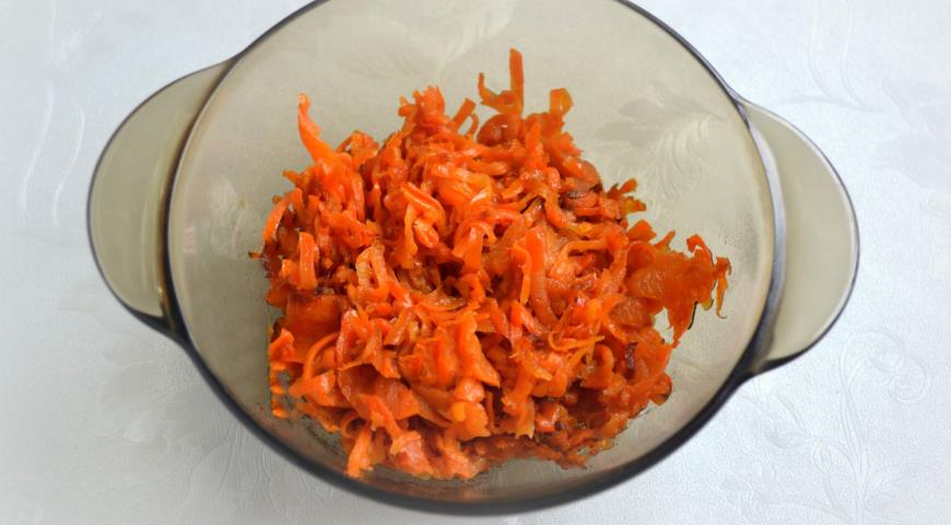 Обжарьте тертую морковь для начинки.