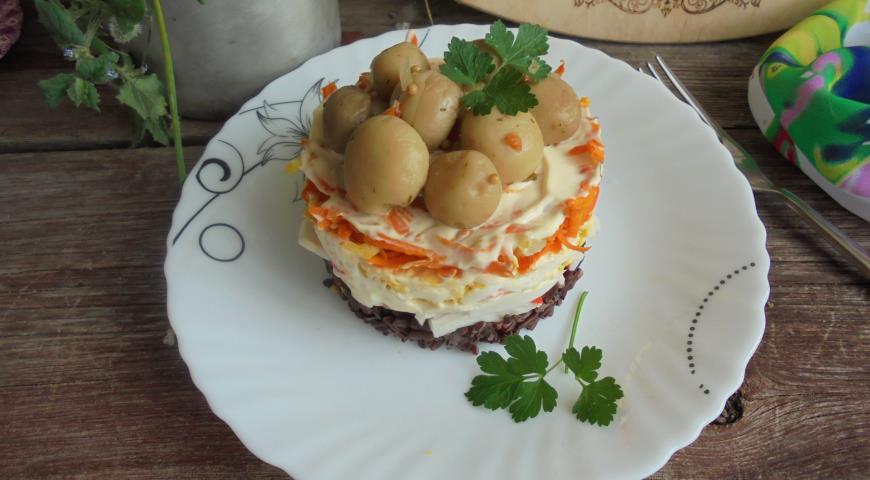 Слоеный салат с крабовыми палочками и красным рисом, пошаговый рецепт с фотографиями