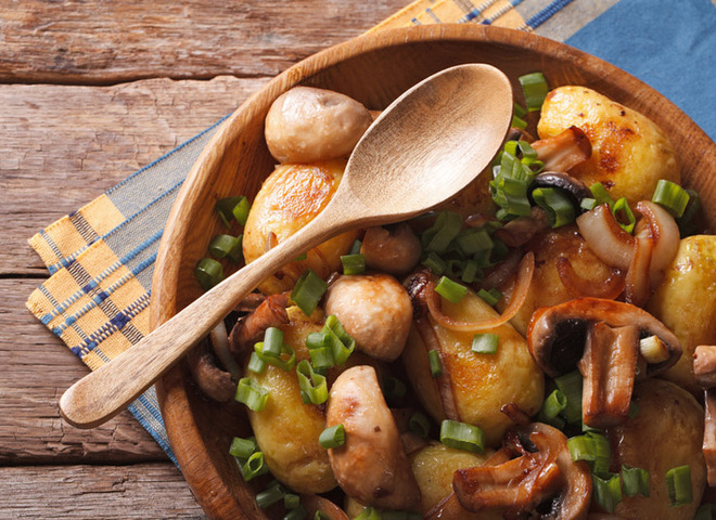 Как приготовить молодой картофель - рецепт с грибами