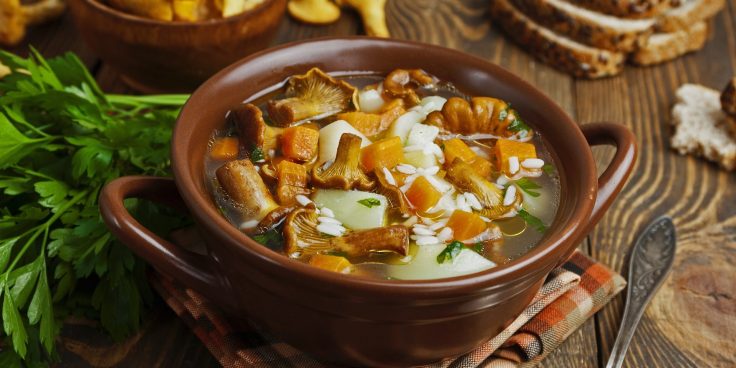 Суп с лисичками и рисом - Лайфхакер