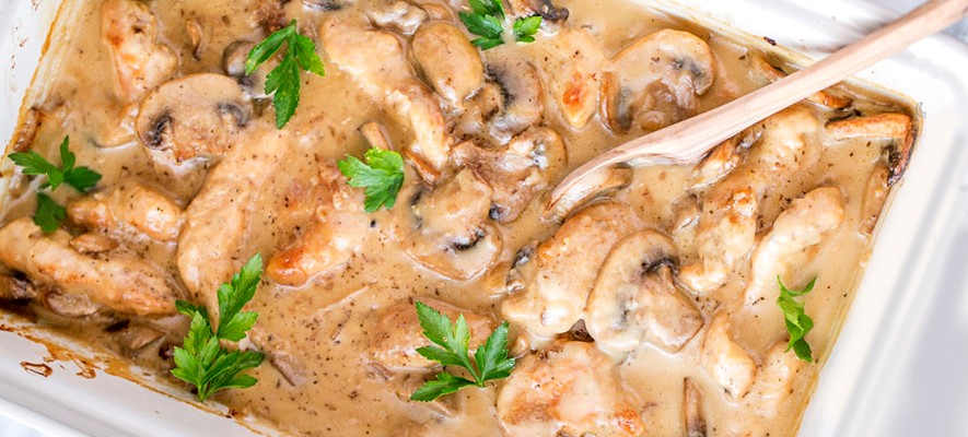 Куриная грудка с грибами в сливочном соусе - рецепт и фото | CookJournal