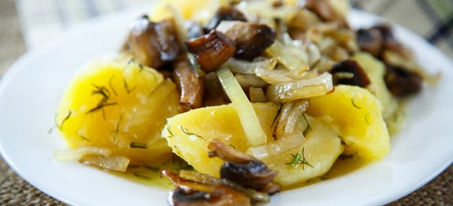 Жареный картофель с маринованными грибами