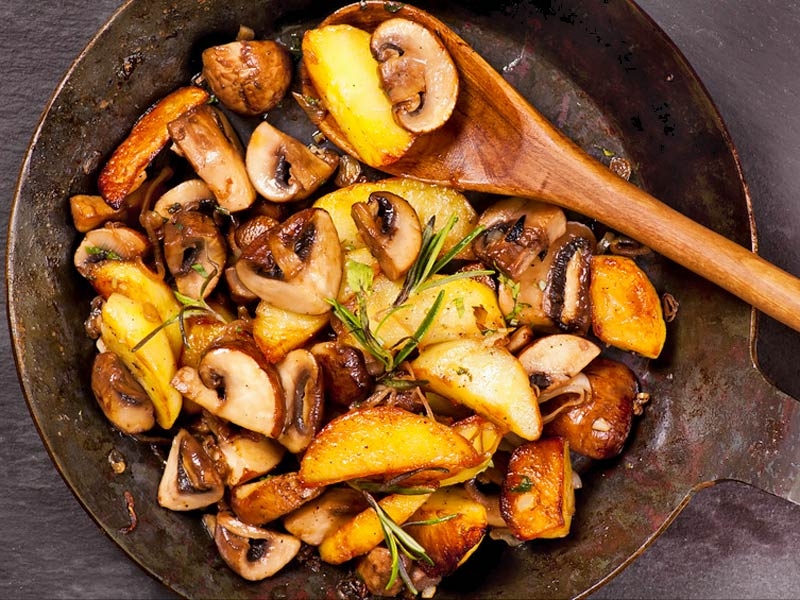 Картофель с мясом и грибами: тушеный в духовке, жареный на сковороде, рецепт с тушенкой, фото, видео