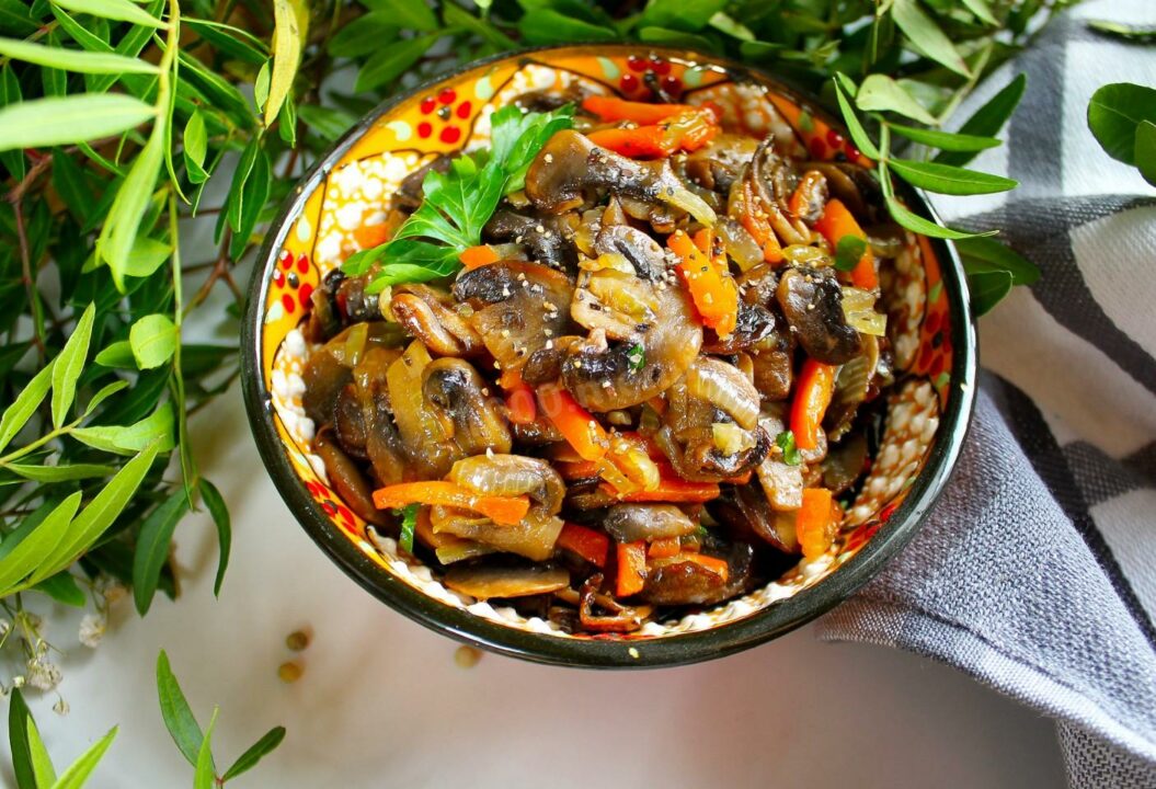 Рецепт приготовления жареных грибов с луком и морковью с пошаговыми фото и видео - 1000.menu