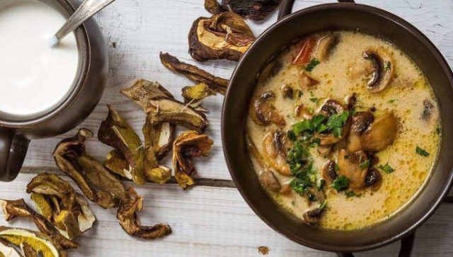 Суп из сушеных белых грибов: классический рецепт, с ячменем, курицей, мясом