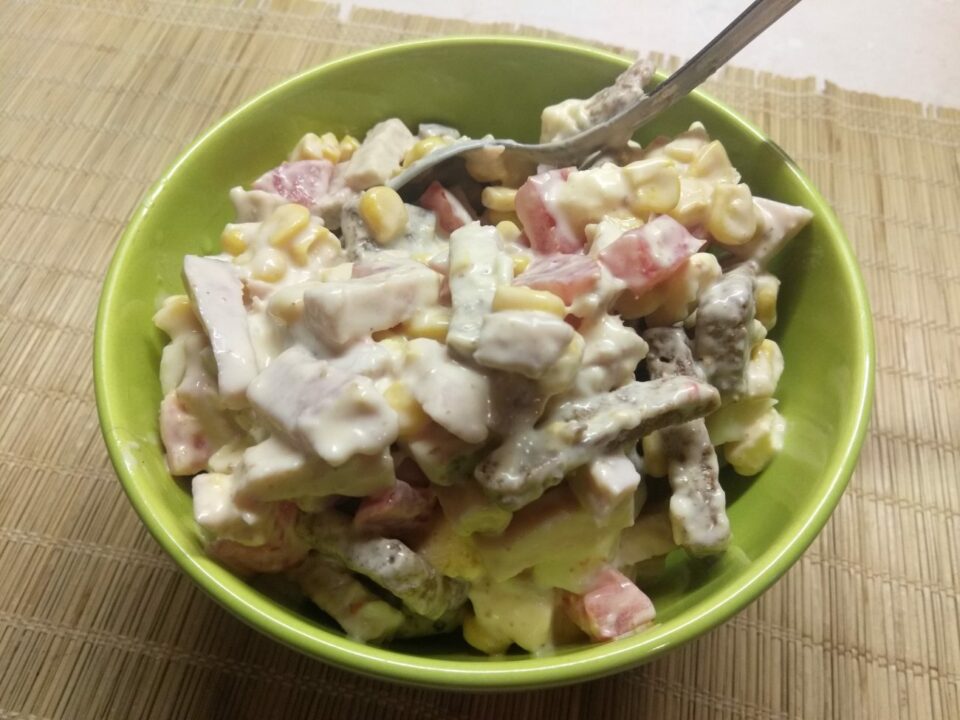 Яичный салат с балыком, кукурузой и ржаными сухариками рецепт с фото пошагово