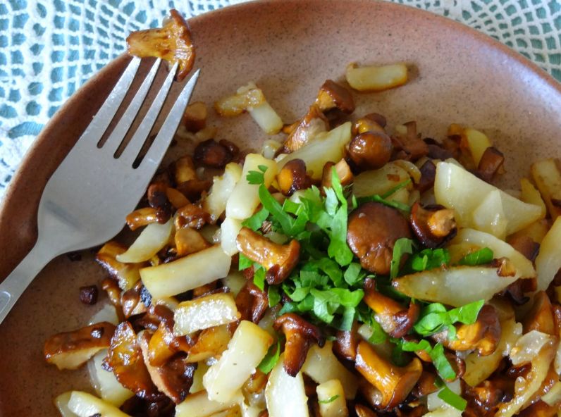 Как пожарить буковые грибы на сковороде с картофелем