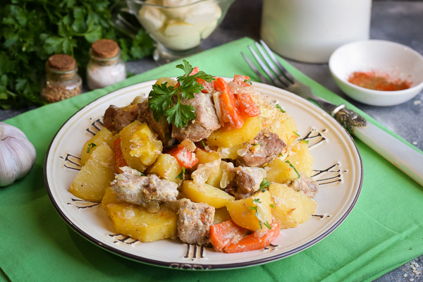 Мясное рагу с мясом, грибами и картофелем - классический пошаговый рецепт с фото, быстрый и простой от Екатерины Лыфарь и Алены Каменевой.