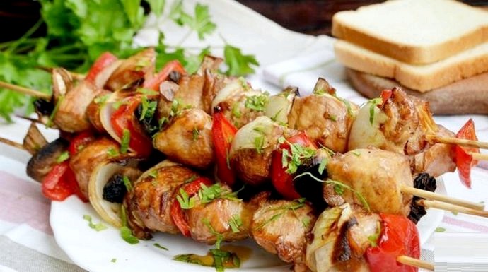 Шашлык из курицы с грибами и картофелем - оригинальное и простое в приготовлении блюдо