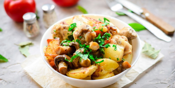 Жареный картофель с грибами и курицей