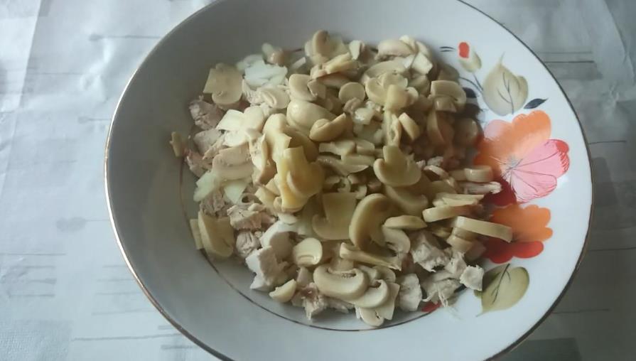 Салат из маринованных грибов с курицей