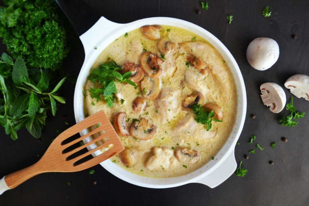 Курица и грибы со сметанным соусом на сковороде рецепт с пошаговыми фото и видео - 1000.menu