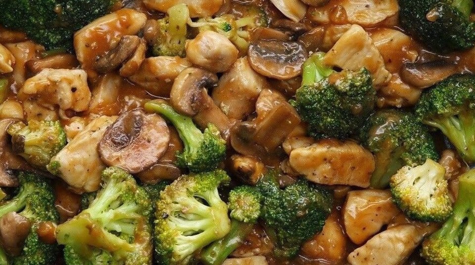 Курица в соусе с брокколи и грибами - рецепт с фотографиями - Patee. Рецепты