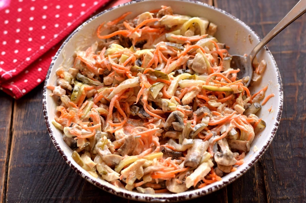 Салат с курицей, грибами и морковью