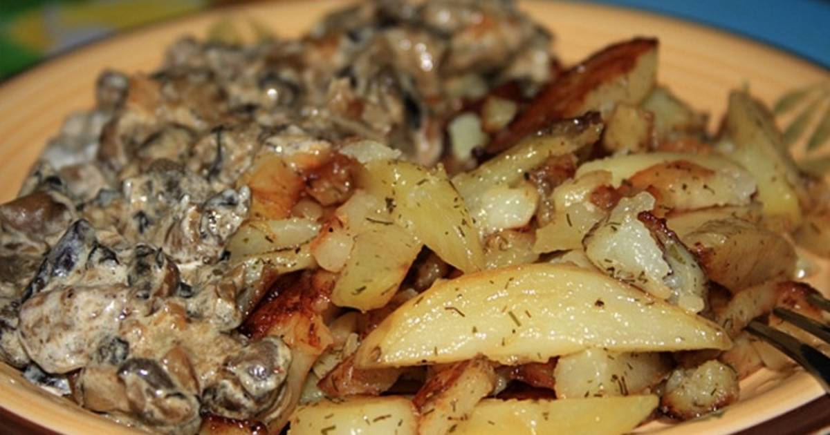 Жареные грибы с картофелем - пошаговый рецепт с фото. Автор рецепта, Александр, является директором компании Cookpad.