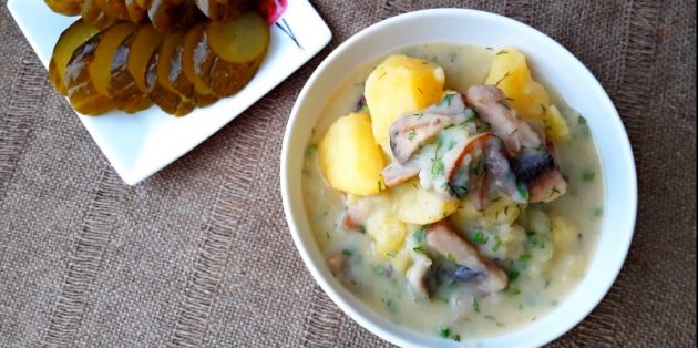 Тушеный картофель и грибы в сливочном соусе