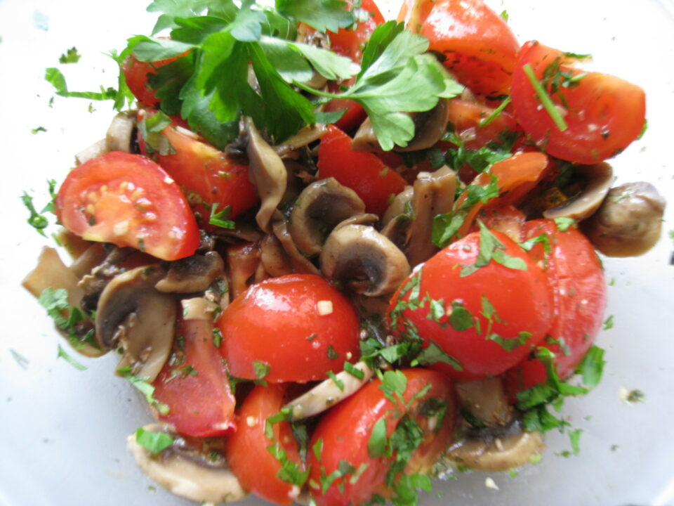 Грибной салат с помидорами - рецепт с фото №27188